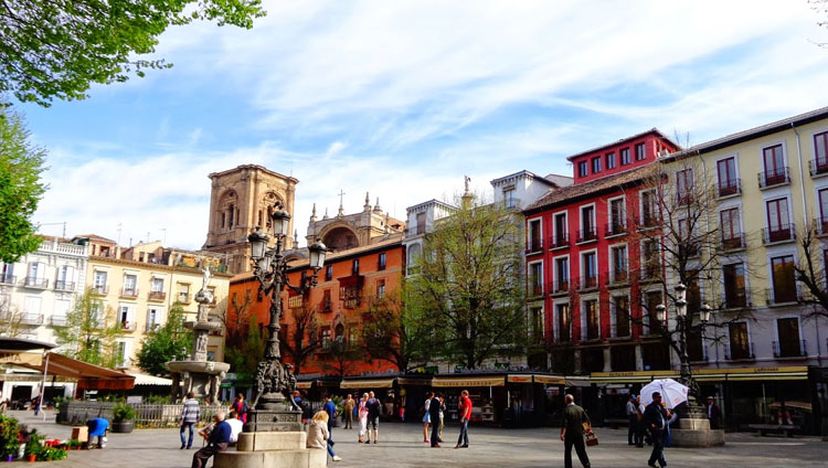 Los mejores rincones de Granada comienzan en sus plazas